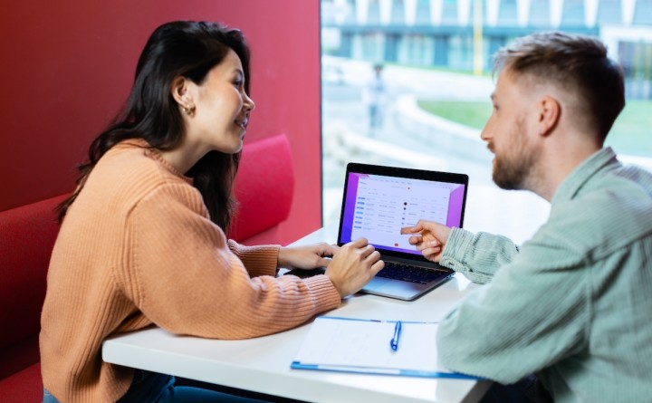 Man en vrouwen werken samen aan een laptop